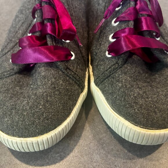 ~~Keds Womens 9.5  Gray Felt Shoes with Purple Laces      ALL FOOTWEAR ITEMS ARE - Picture 5 of 7